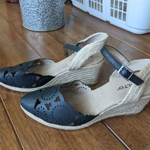 Women's black espadrilles, heeled.